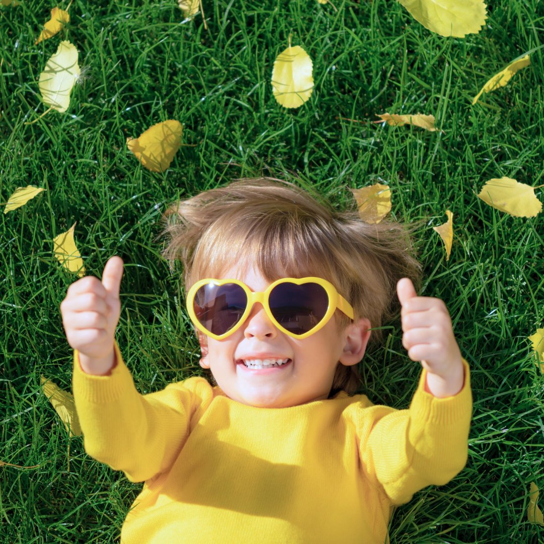 7 Enfant souriant, stimulation sensorielle methode Snoezelen